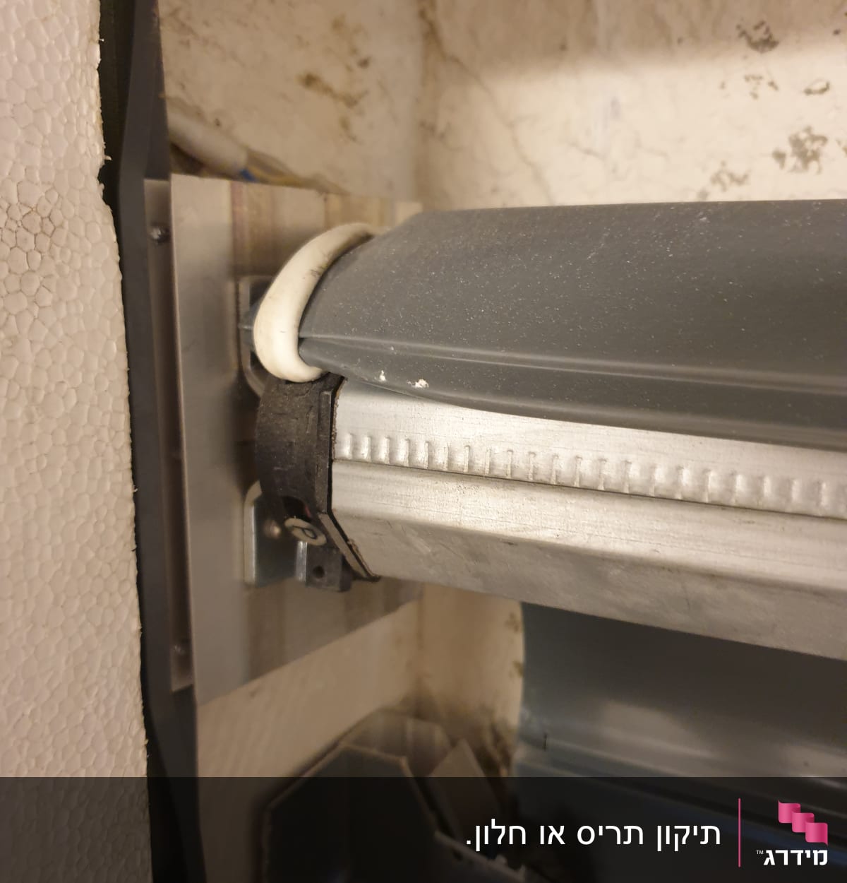 תריס מתכת עם מסגרת וחלקי חיבור